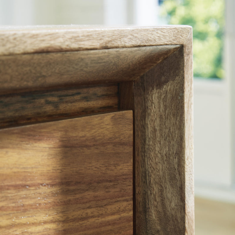 Signature Design by Ashley Dressonni B790-46 Five Drawer Chest IMAGE 8